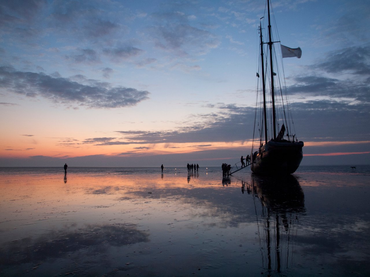 Droogvallend met zonsondergang.