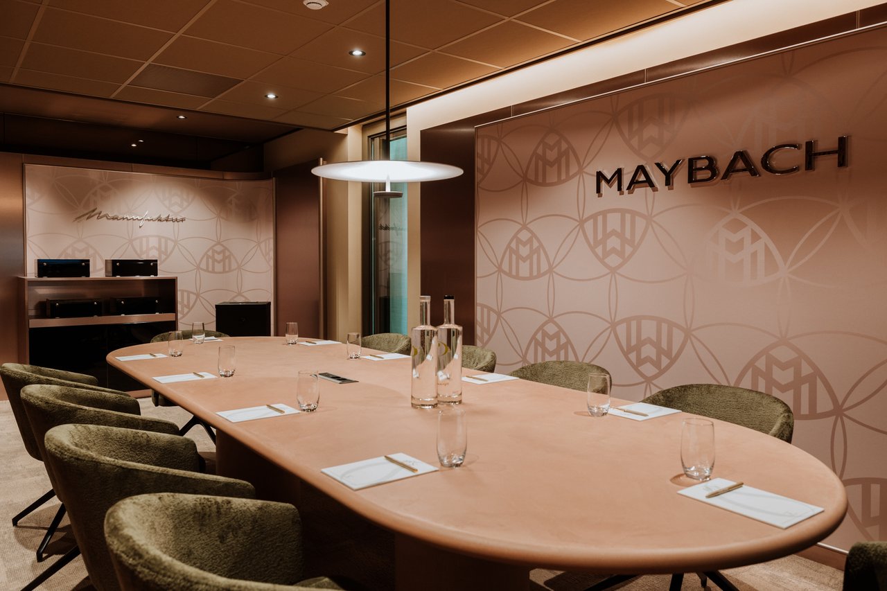 Saint-Remi Boardroom Carre.jpg