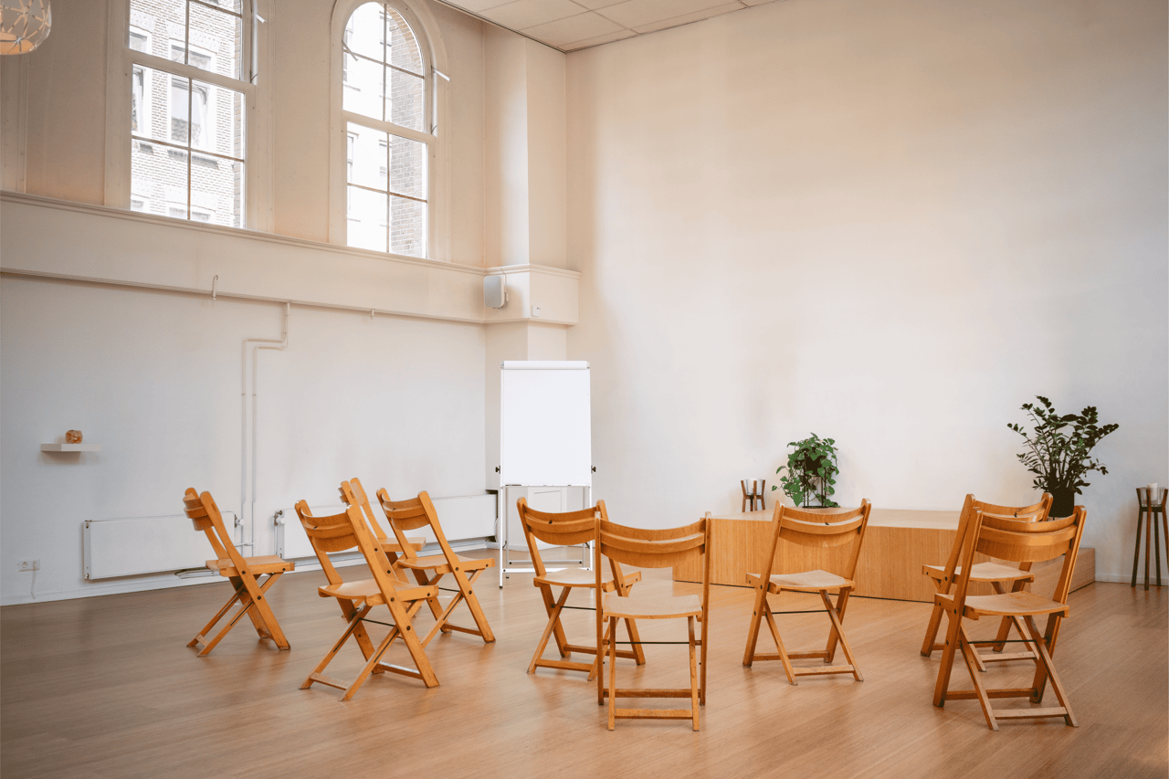 Studio 1 - stoelen, flipover en podium