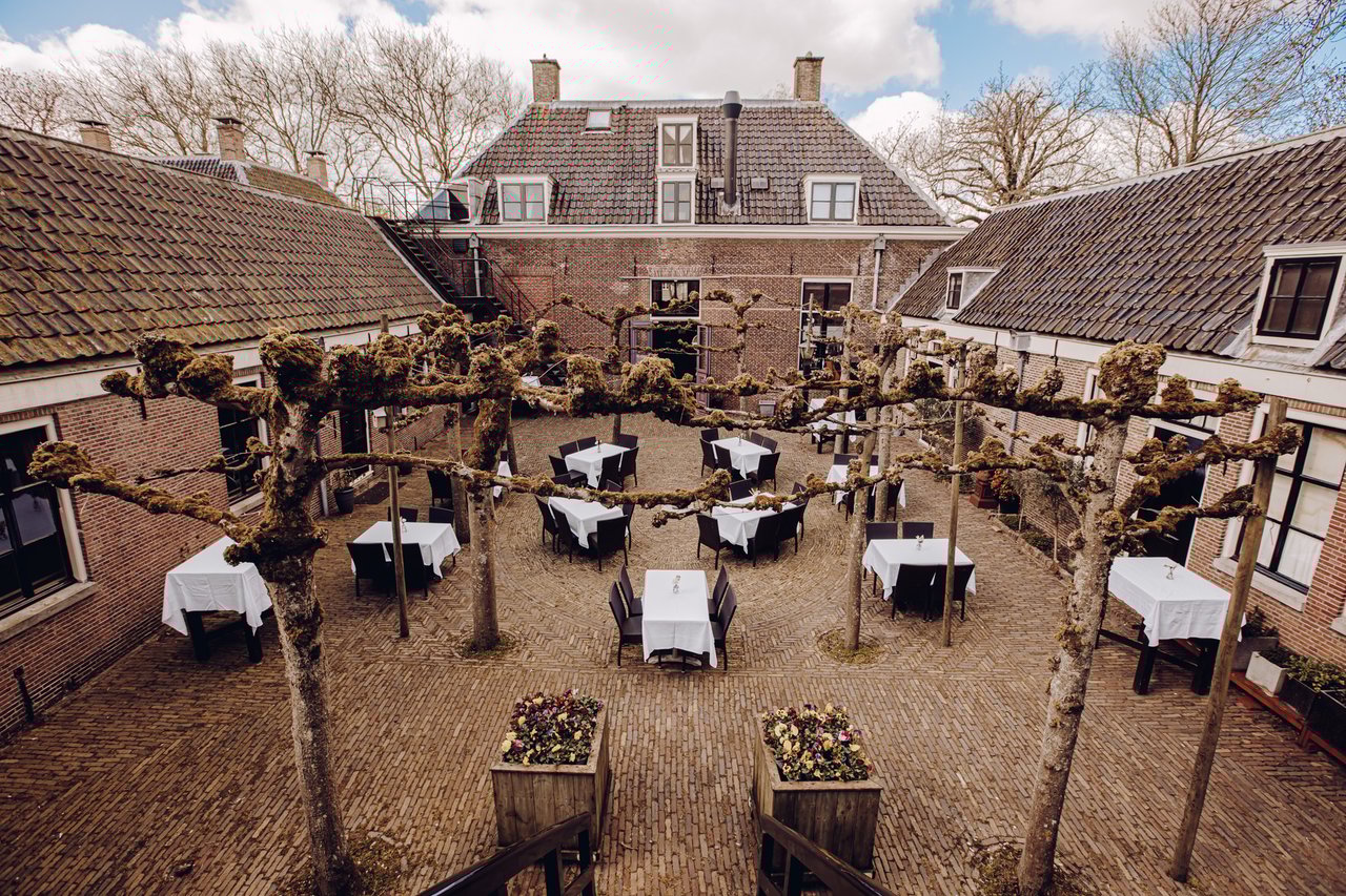 Binnenplaats in herfstsetting voor de dag van je dromen