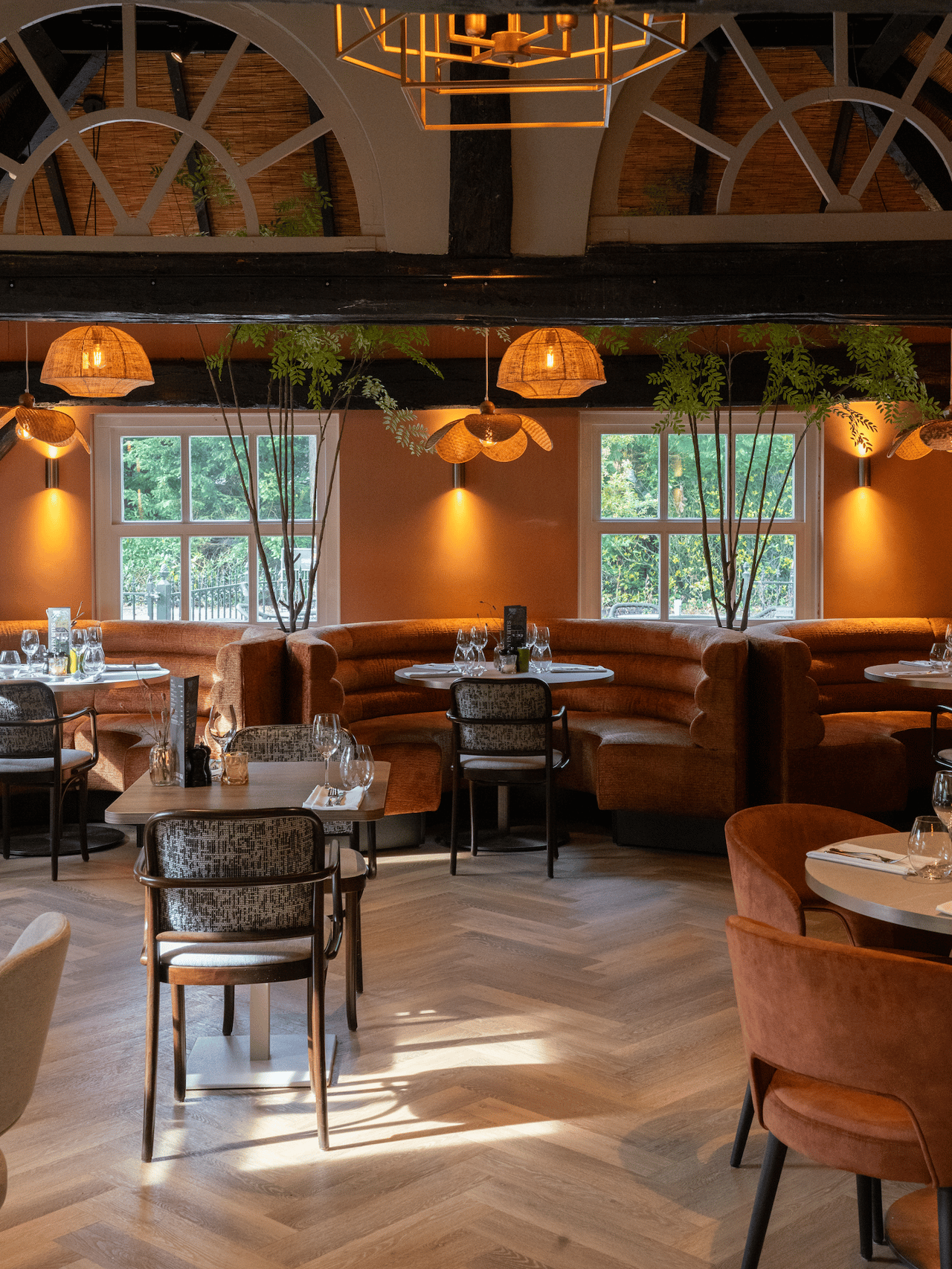 Restaurant vanuit bar.png