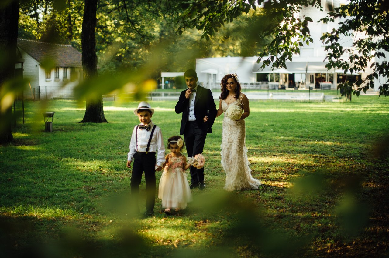 Gore & Ilona met kinderen in het park achter Hotel Erica