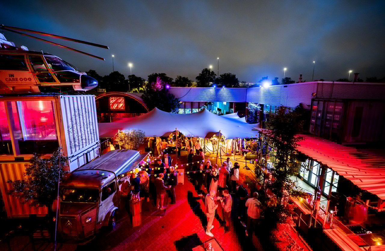 LIEF-Amsterdam-Courtyard-borrel-in-de-avond