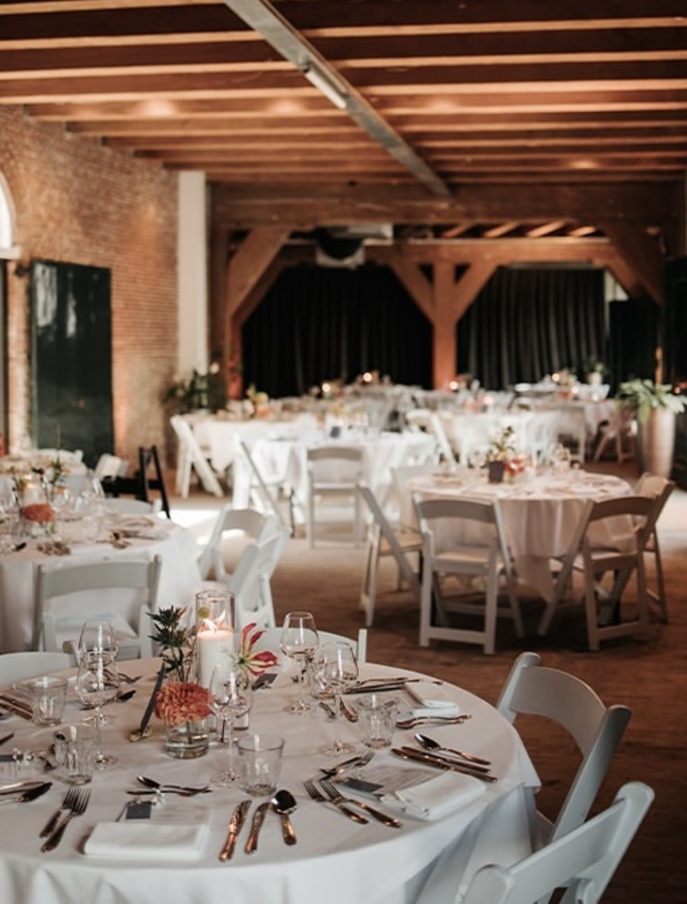 Expo ruimte met bruidsdiner opstelling