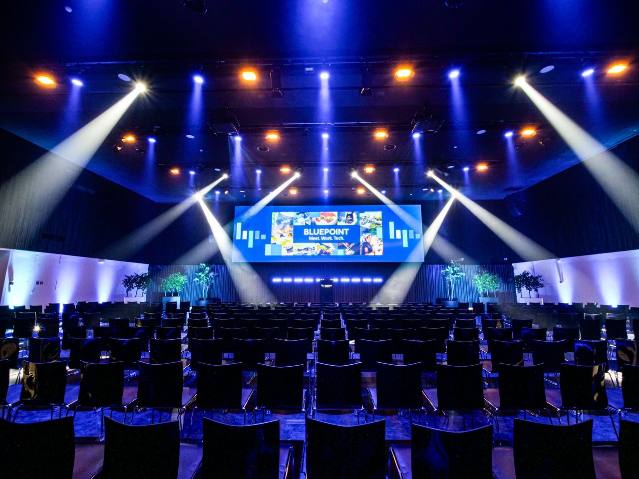 BluePoint Antwerpen - zaal Marco Polo presentatie op groot scherm