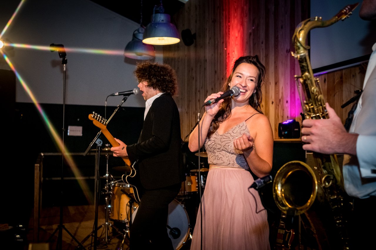 Live muziek tijdens bruiloftsfeest