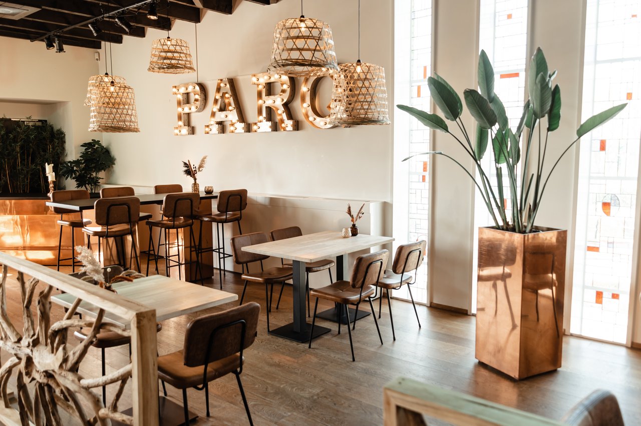 Parq Lounge met glas in lood ramen