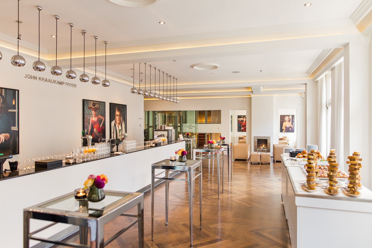 Evenementenlocatie-Amsterdam-DeLaMar-Theater-john-kraaijkamp-foyer-lunch3-LR