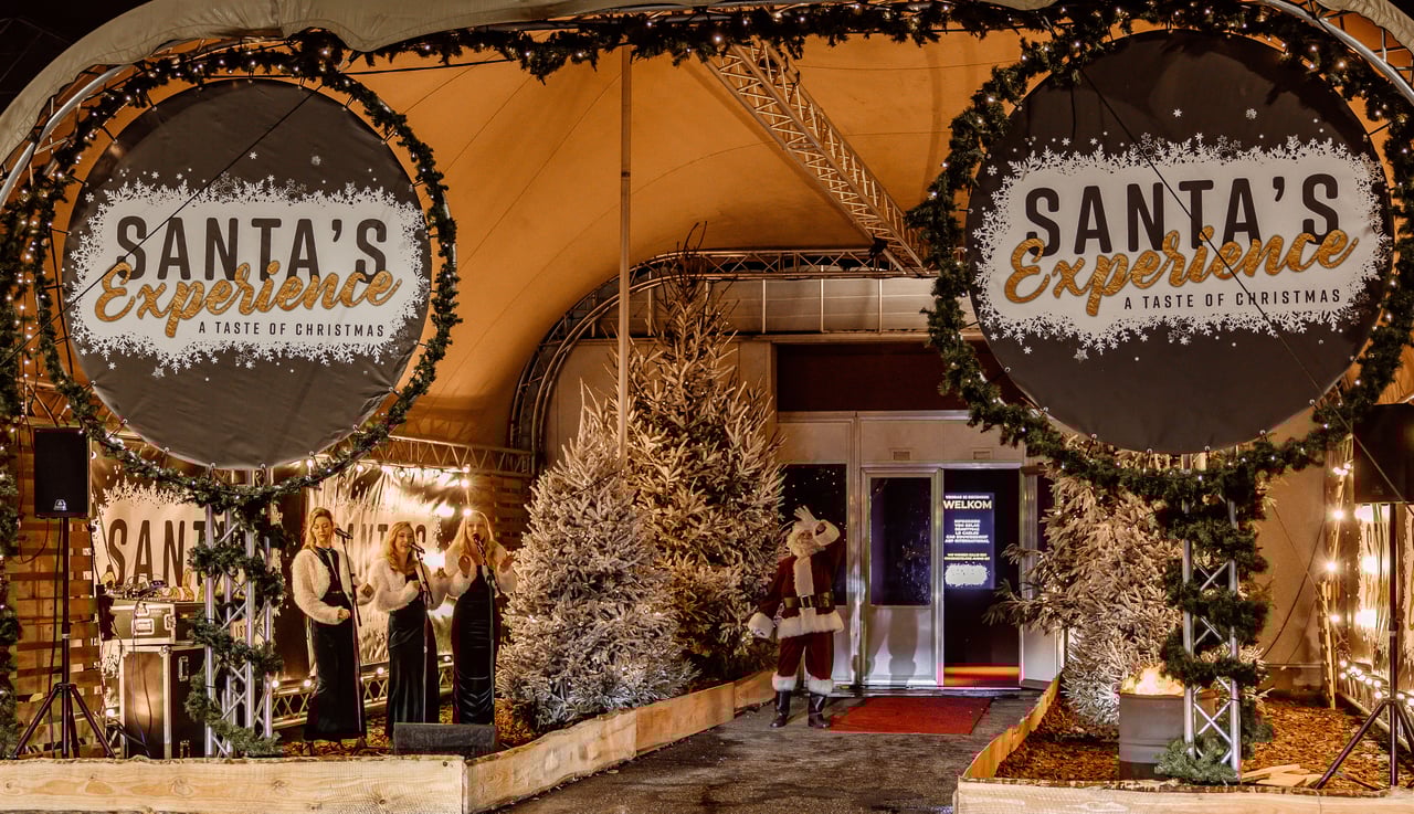 Santa's Experience - entree met de Kerstman en zangeressen