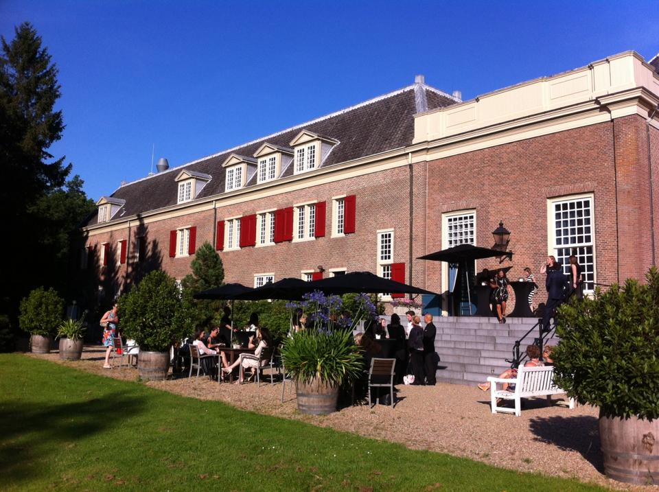 Het terras van de Blauwe zaal 