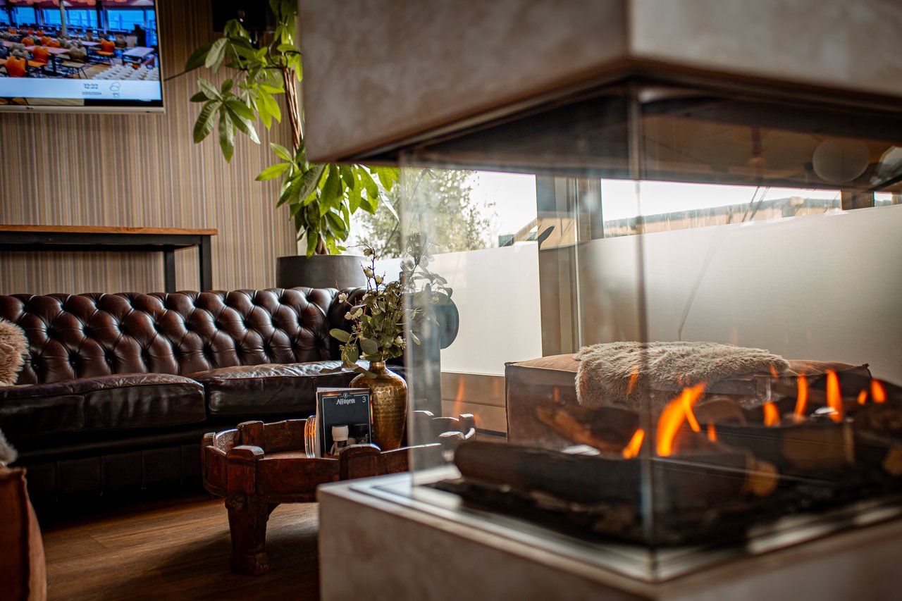 Sfeervolle haard in Brasserie Harderwold & Events