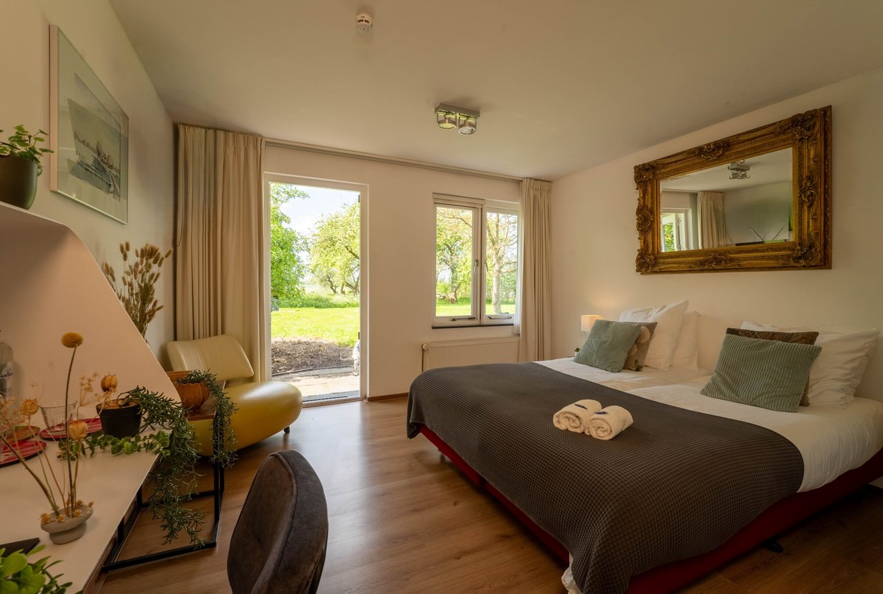 Een tuinkamer met de deur naar de boomgaard