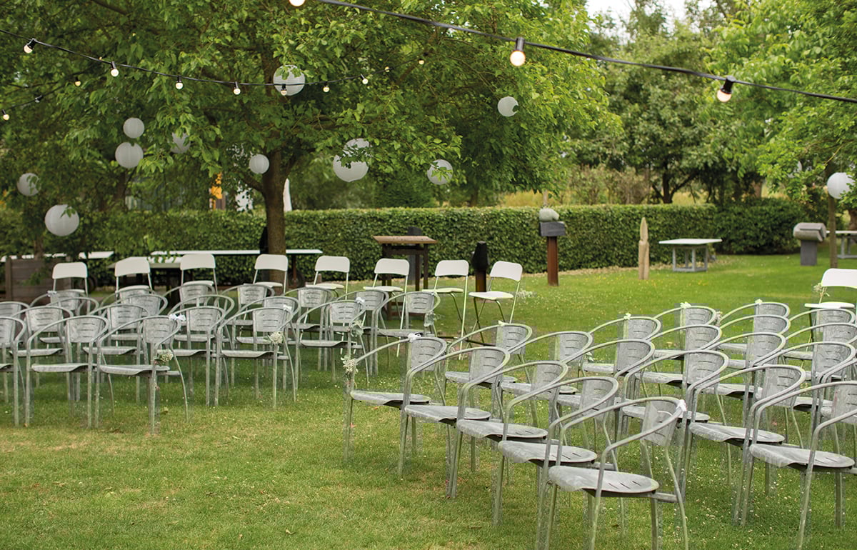 Bruiloft opstelling in tuin
