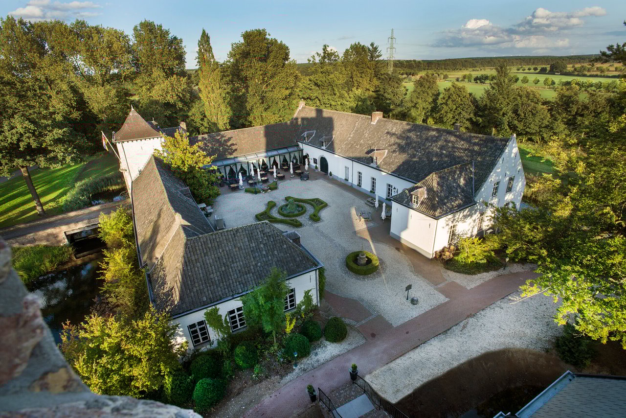 voorburcht-Kasteel-Daelenbroeck-vanuit--toren