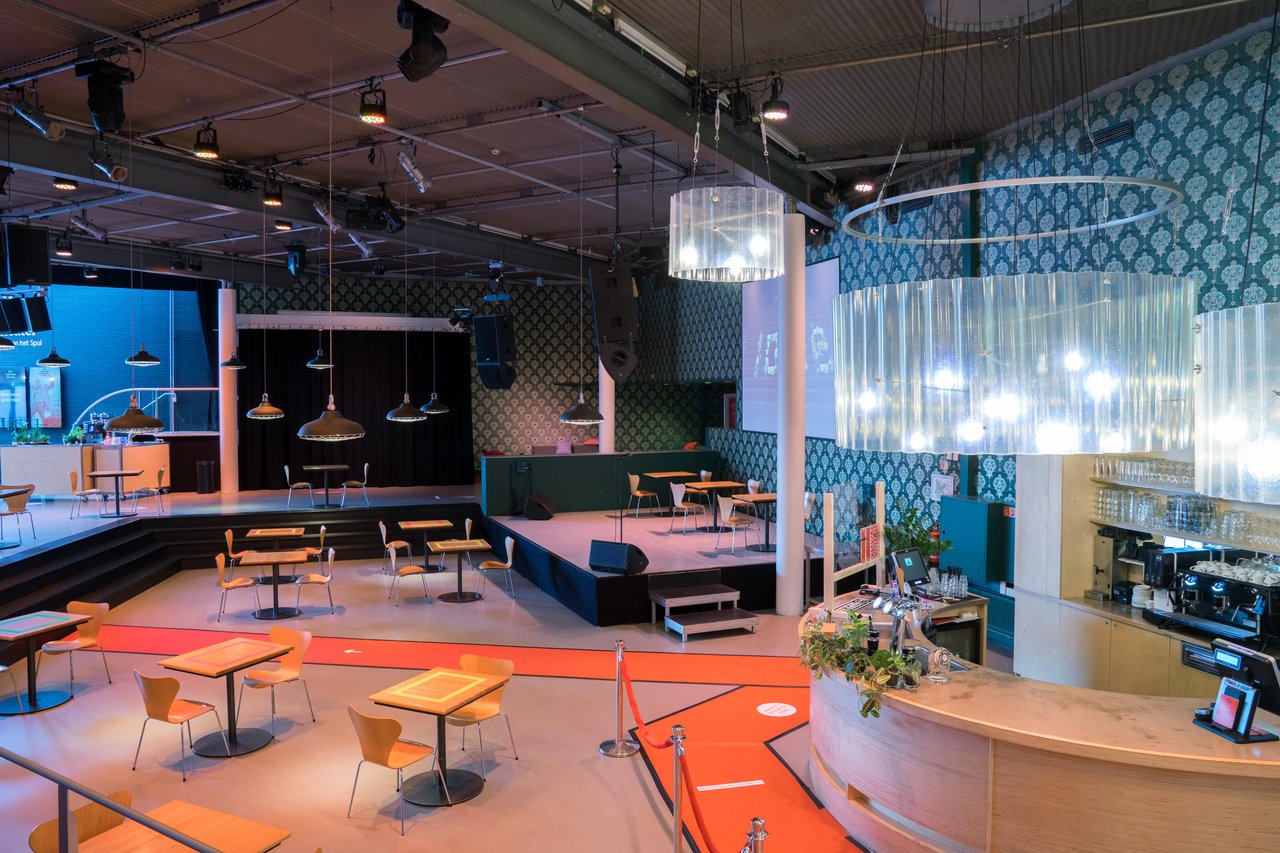 TAHS Foyer - afstand 4-min.jpg