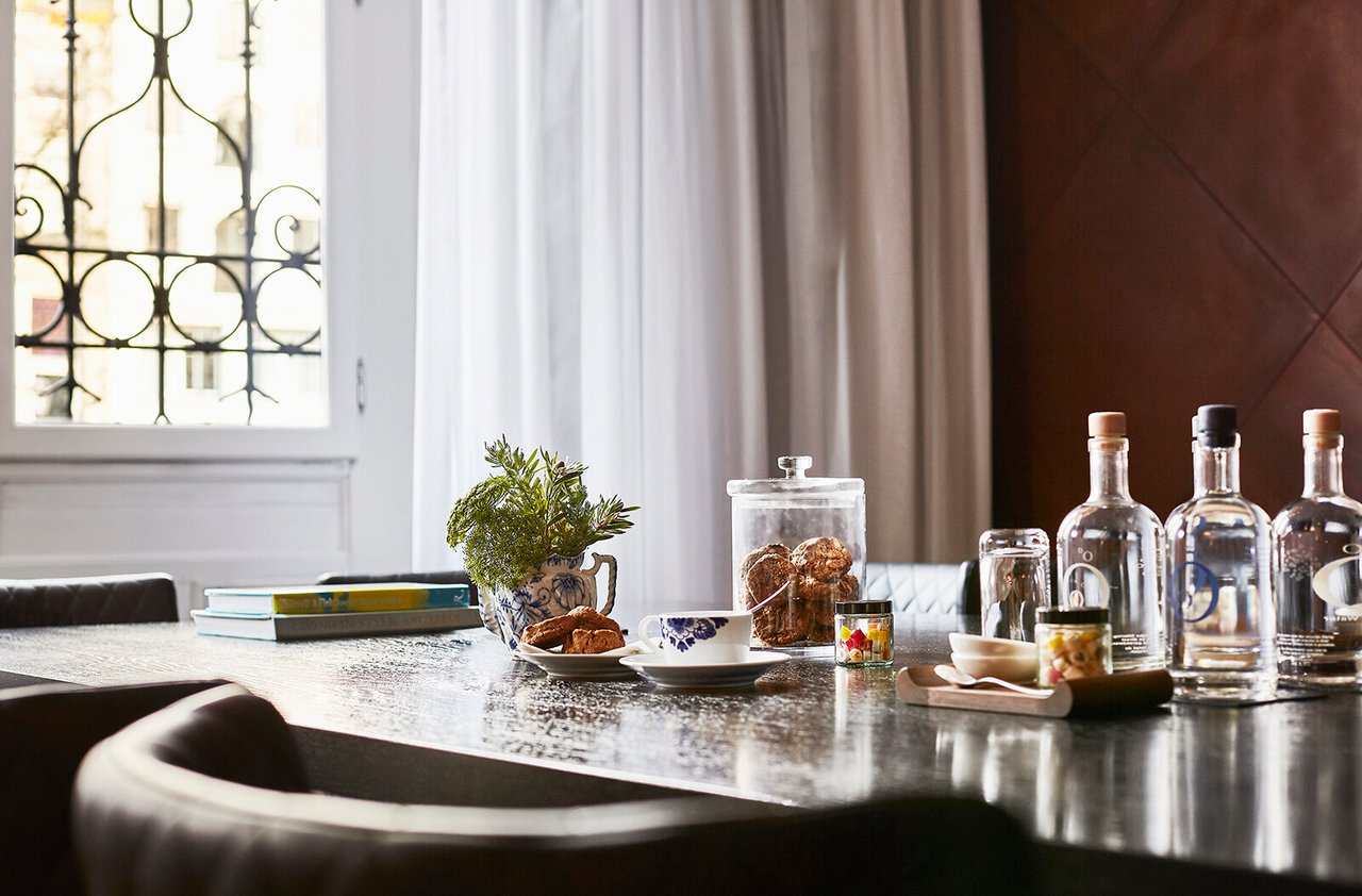 Andaz-Studio-3-Table--1-