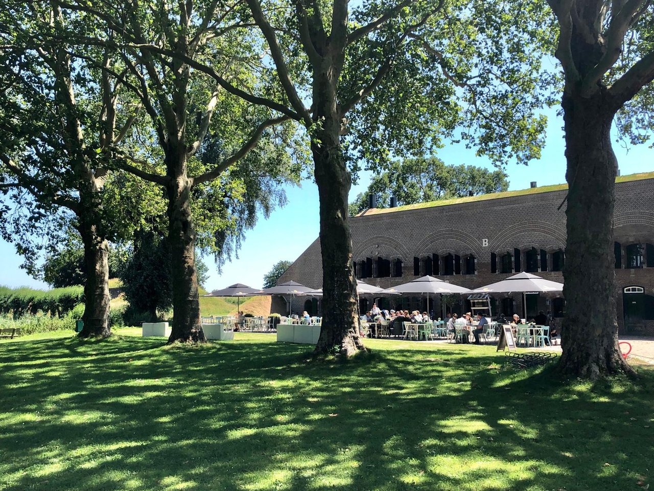 Zij-aanzicht-terras-brasserie