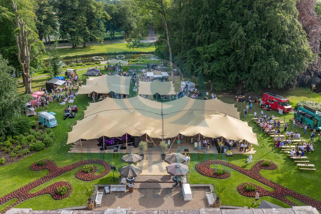 Foto van de Slottuin met de tent