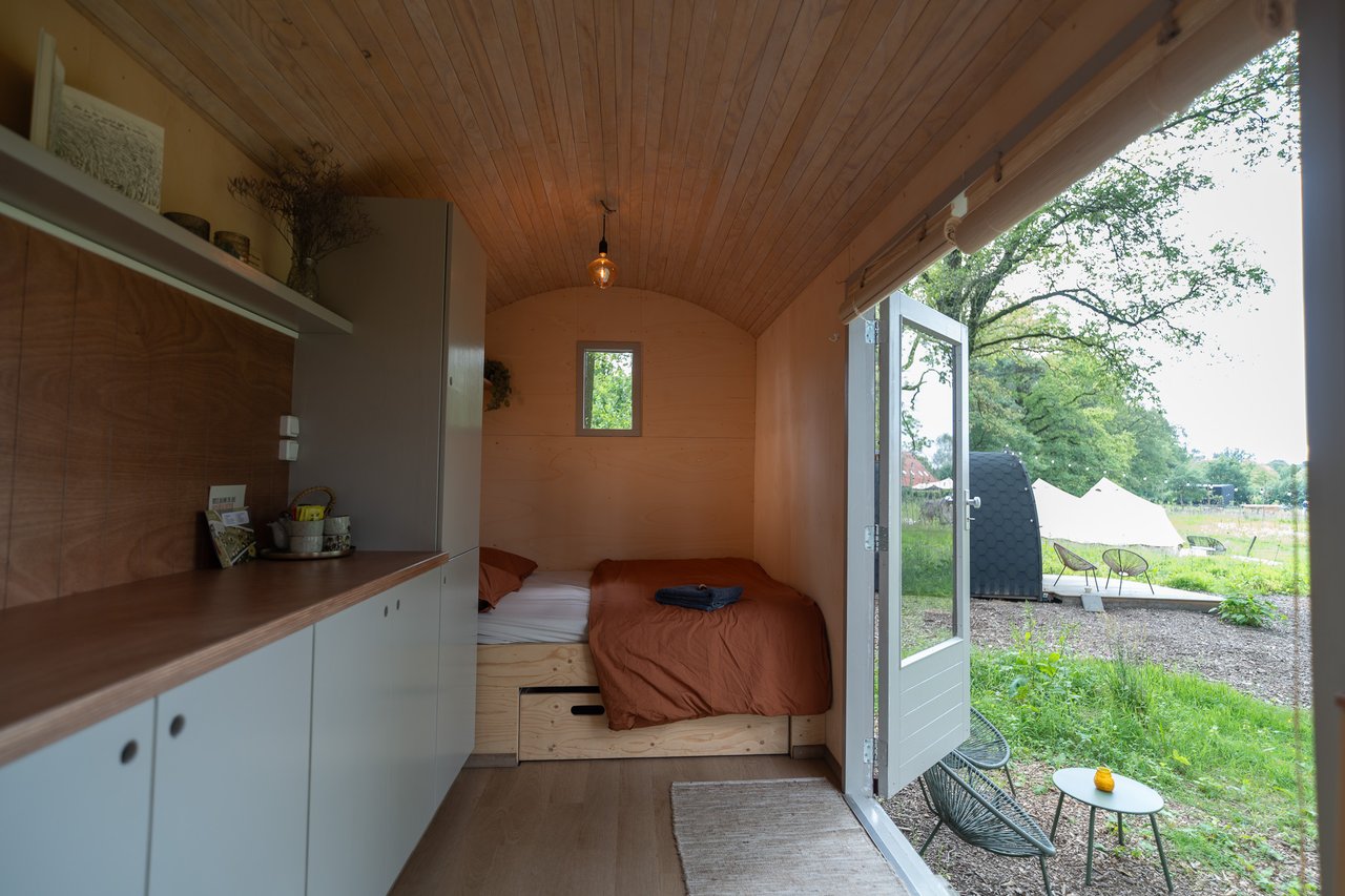 Brainstorm cabin, binnen
