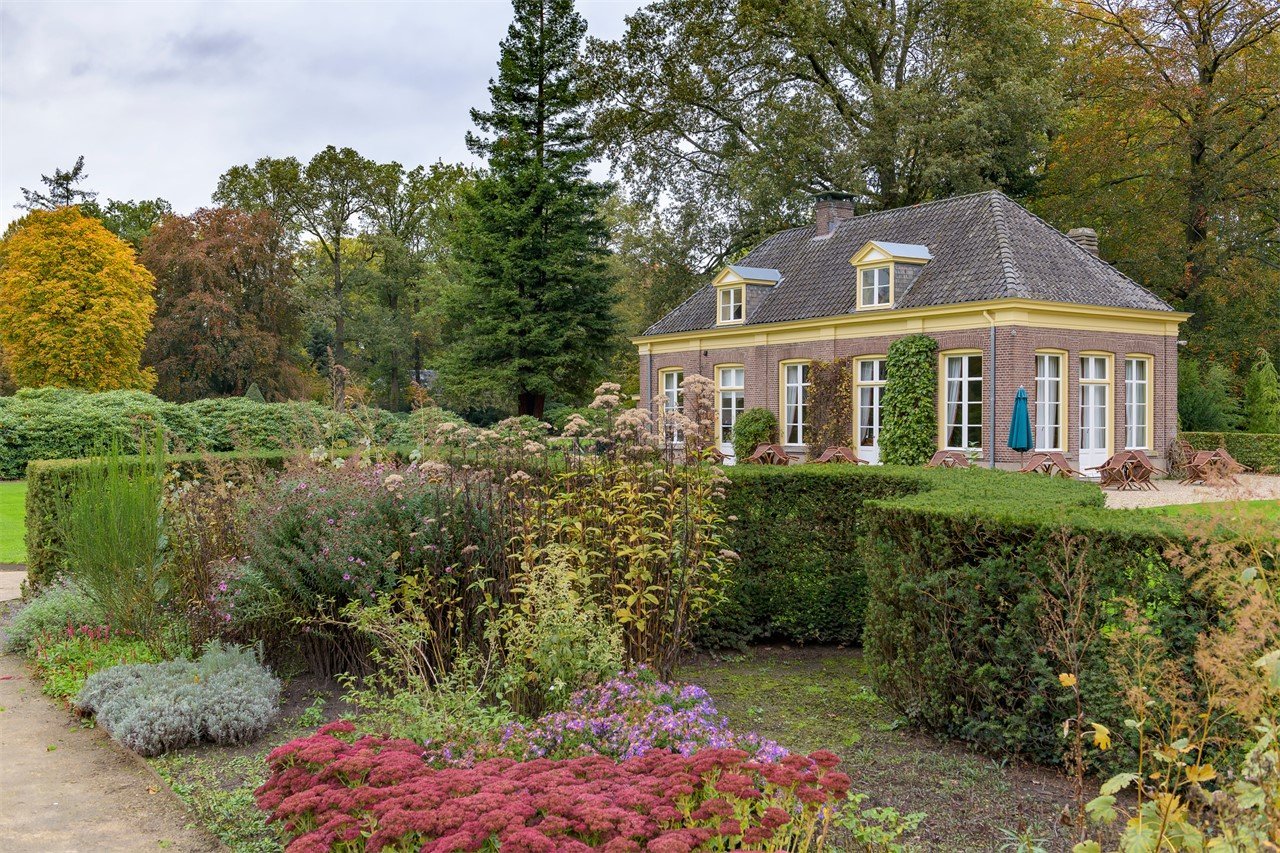 Oranjerie met uitzicht op de tuin