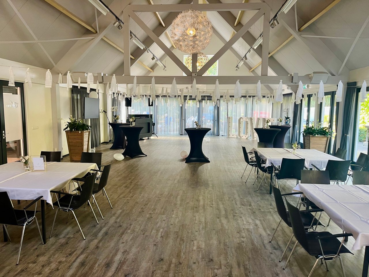 Trouwopstelling met decoratie in de Winkler Prins Zaal