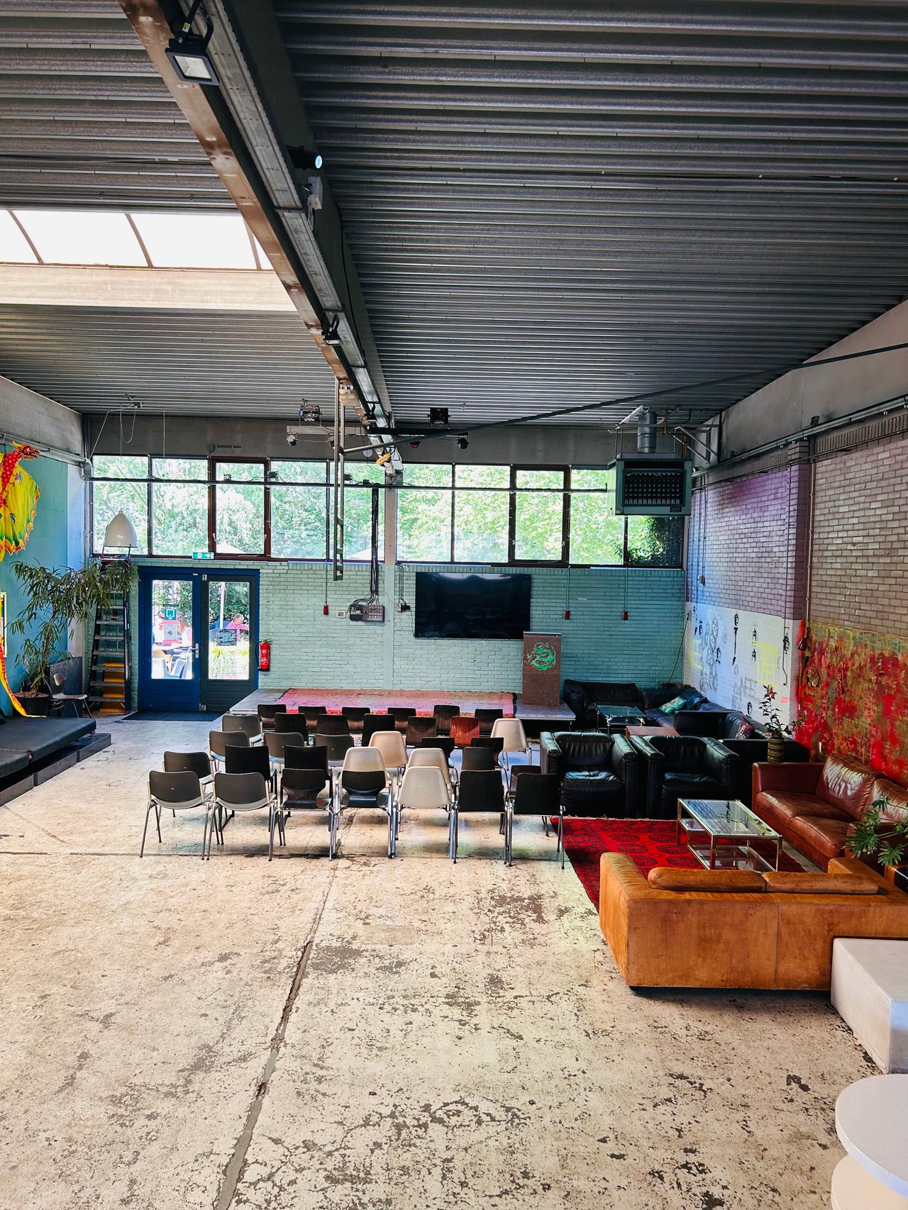 Theateropstelling in NEEL (max. 150 zitplekken)