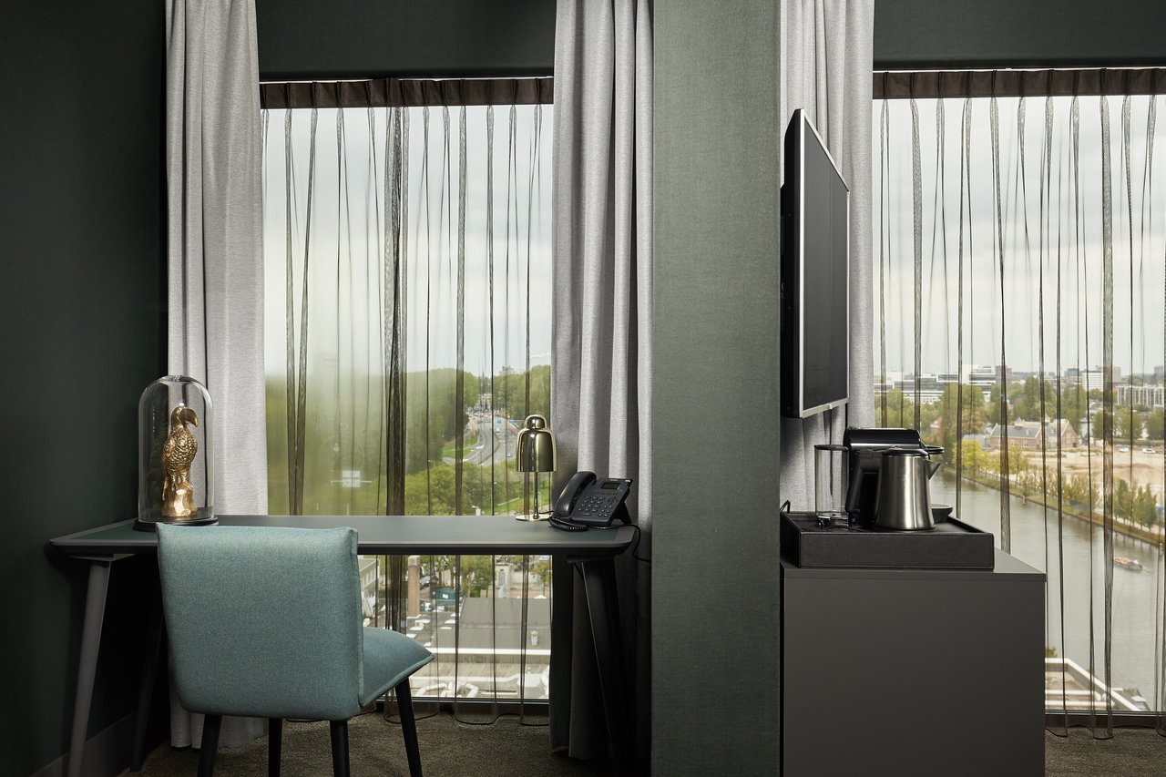 Werkplek met uitzicht – Junior Suite – Van der Valk Hotel Amsterdam - Amstel