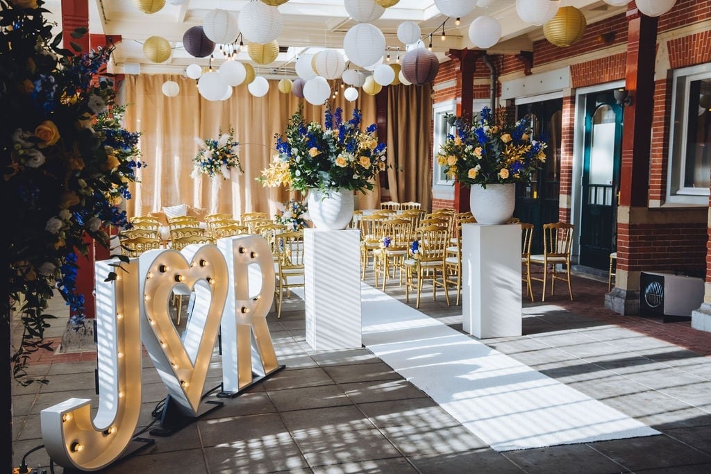 Ceremonie met gepersonaliseerde lichtletters