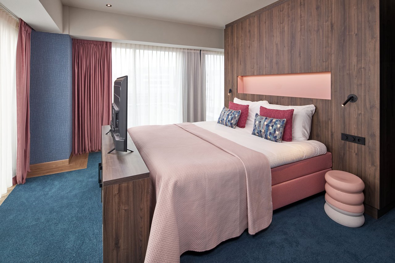 Executive suite bedroom-min.jpg (1)
