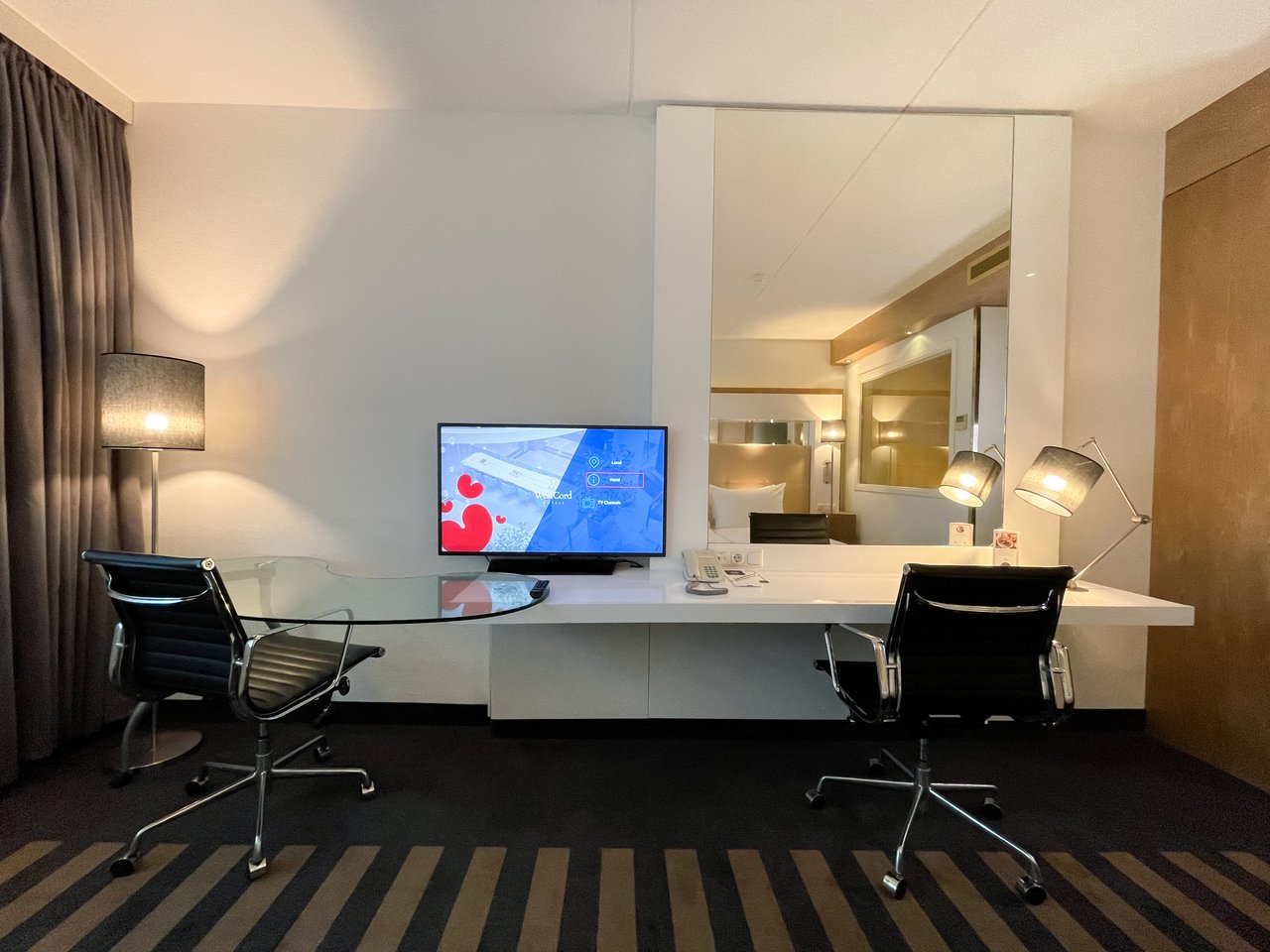 WTC - Comfort Deluxe Twin - bureau - 07.jpg