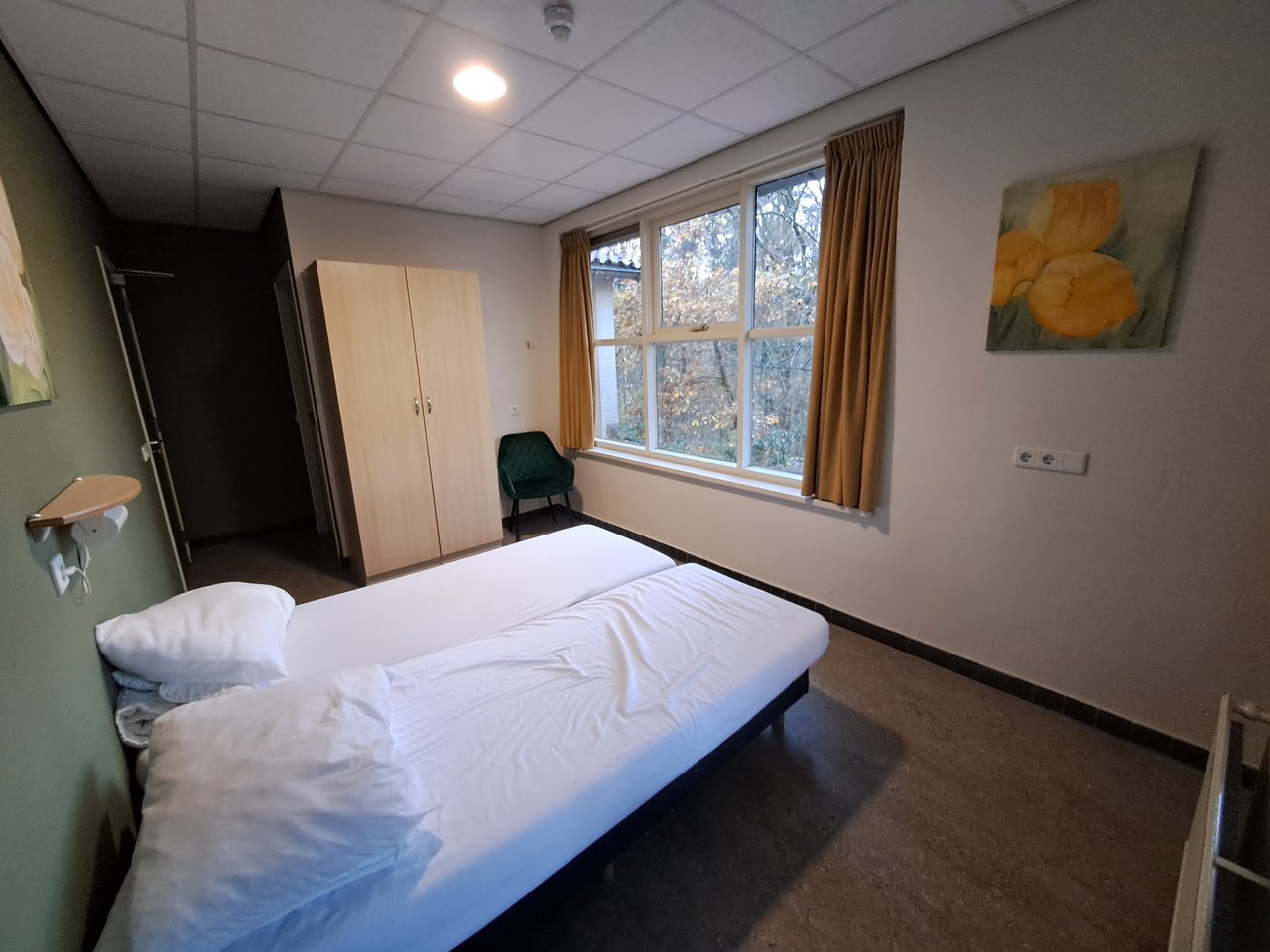 Eenpersoonskamer met douche en toilet groepsgebouw