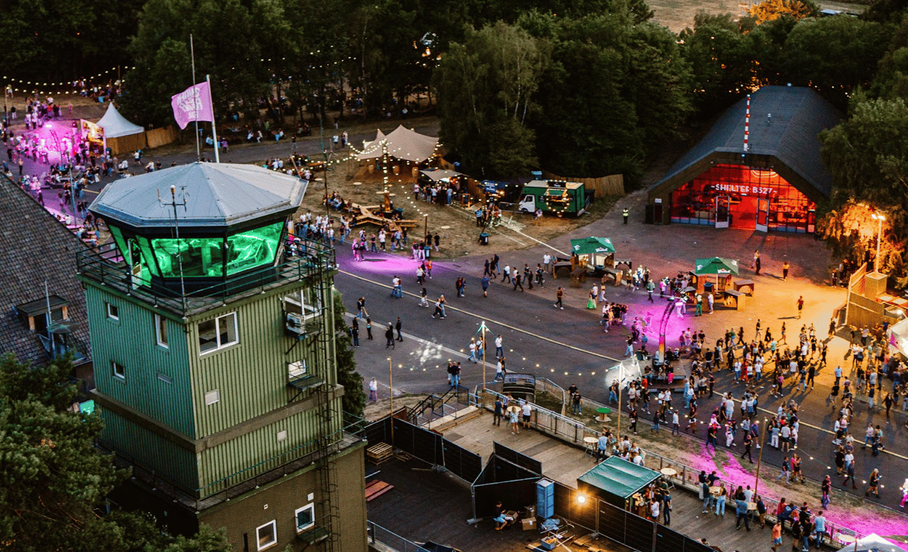 De Strip - Shelter B527 - verkeerstoren - corporate - feest - festival - lichten - bezoekers - buiten - Vliegveld Twenthe Evenementenlocatie