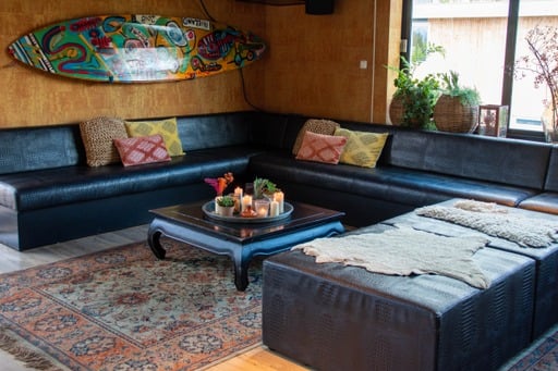 Gezellige loungebanken in de Beachclub -