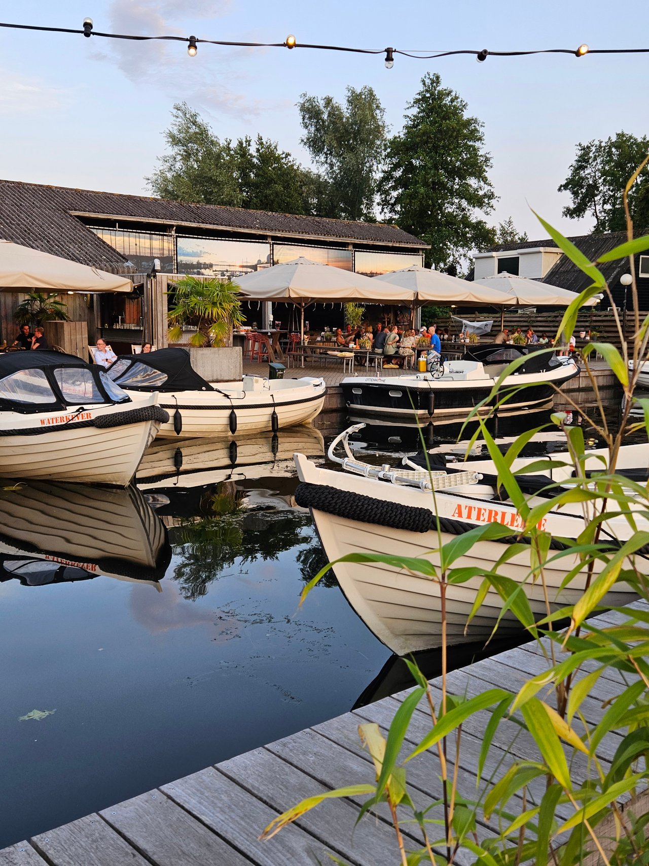 Barbecueterras aan de plas