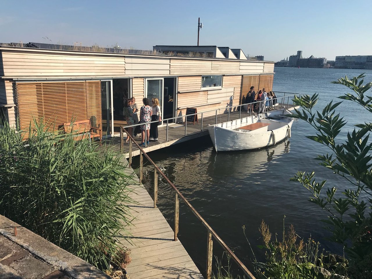 Borrel op prive terras geWoonboot amsterdam.jpg