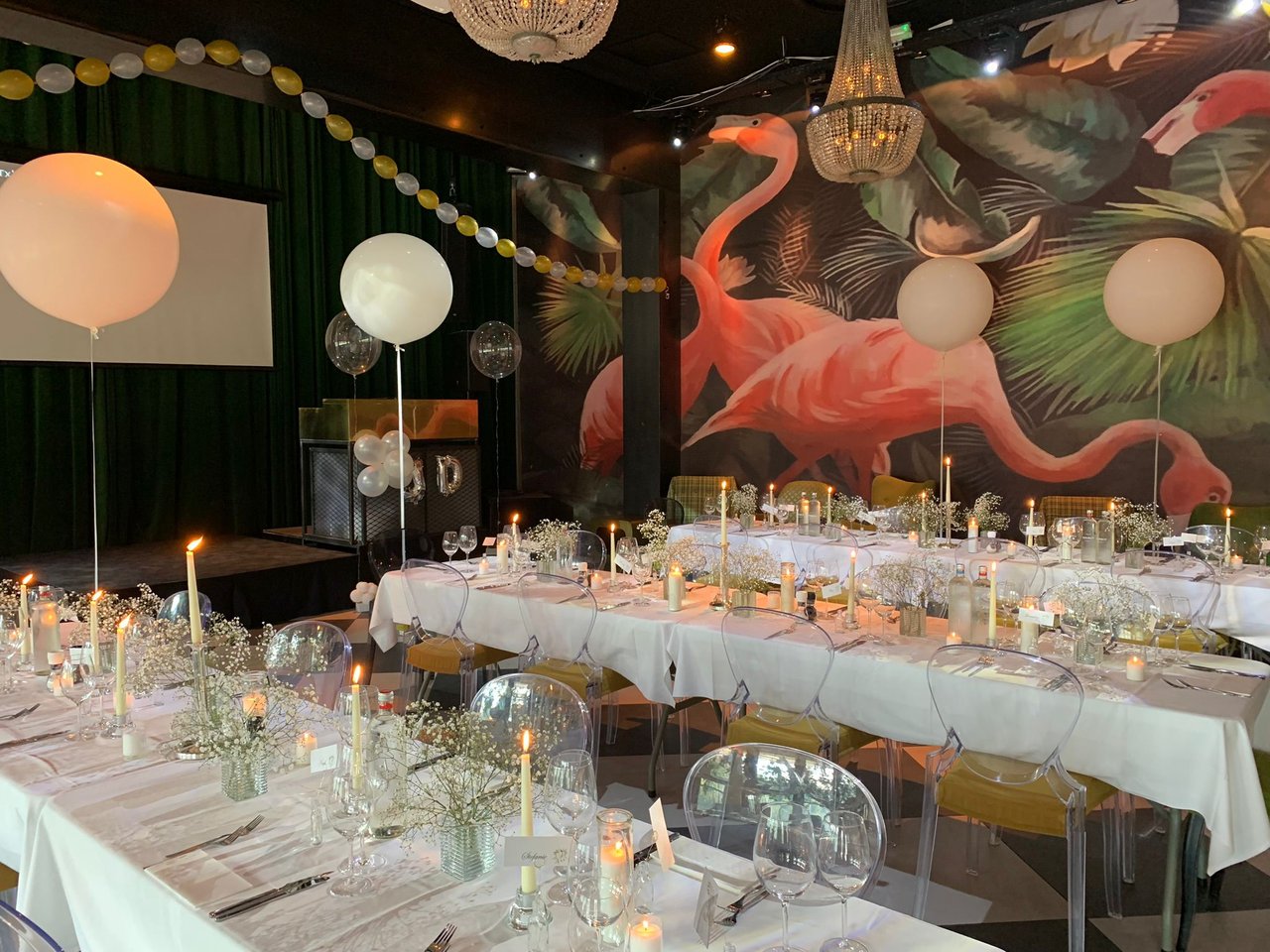 Lange witte dinertafels