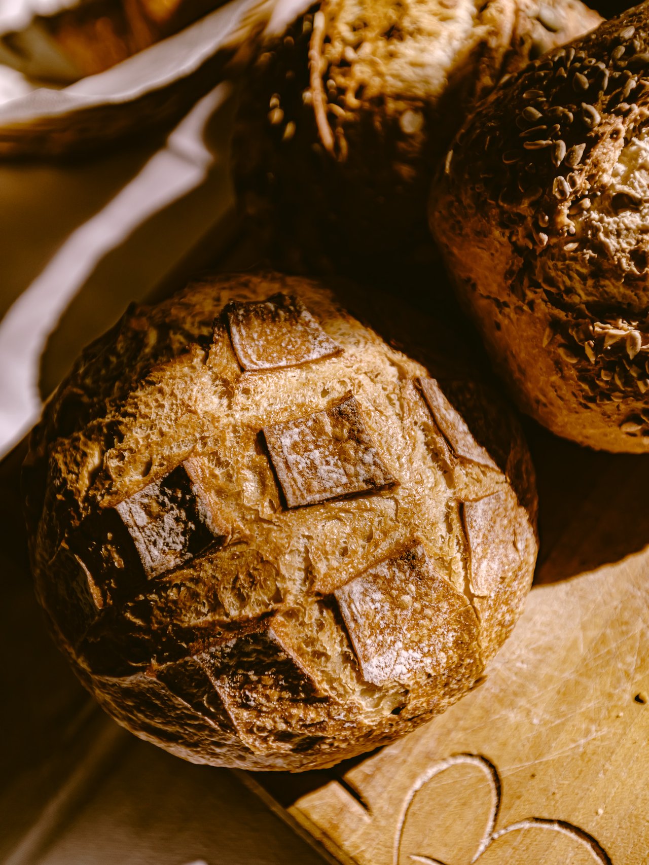 Vers ambachtelijk brood tijdens het ontbijt in Het Broeker Huis