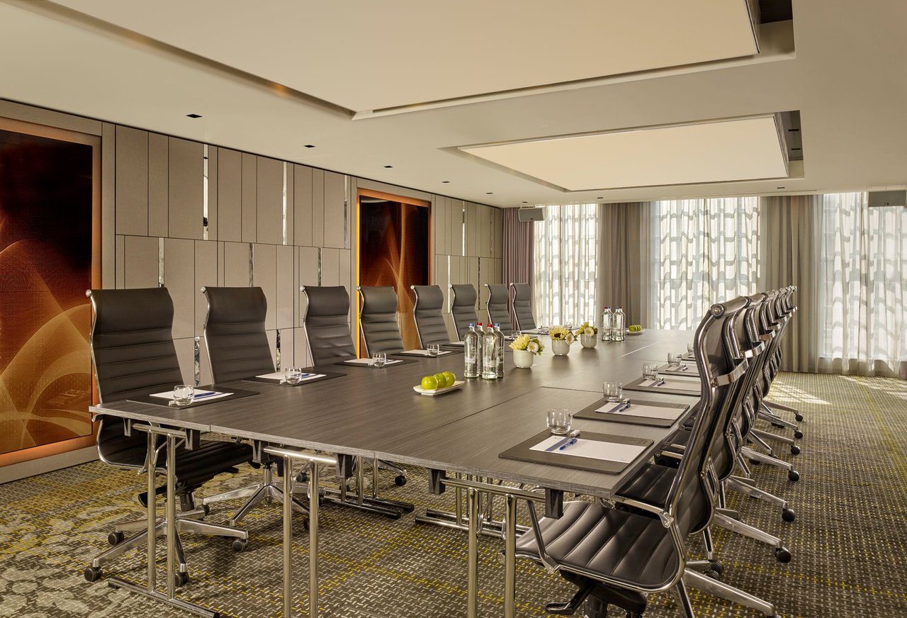 Park-suite boardroom