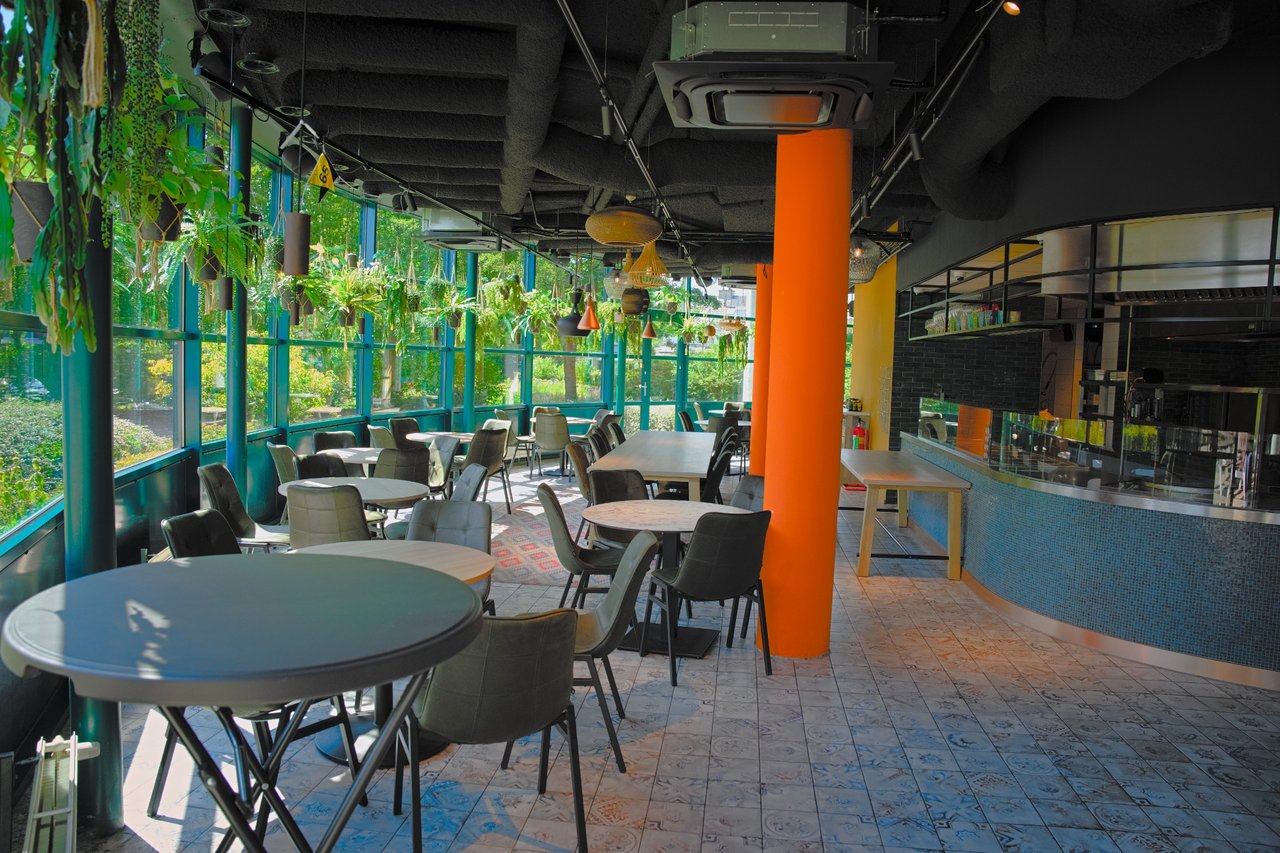 Restaurantinterieur met hangplanten