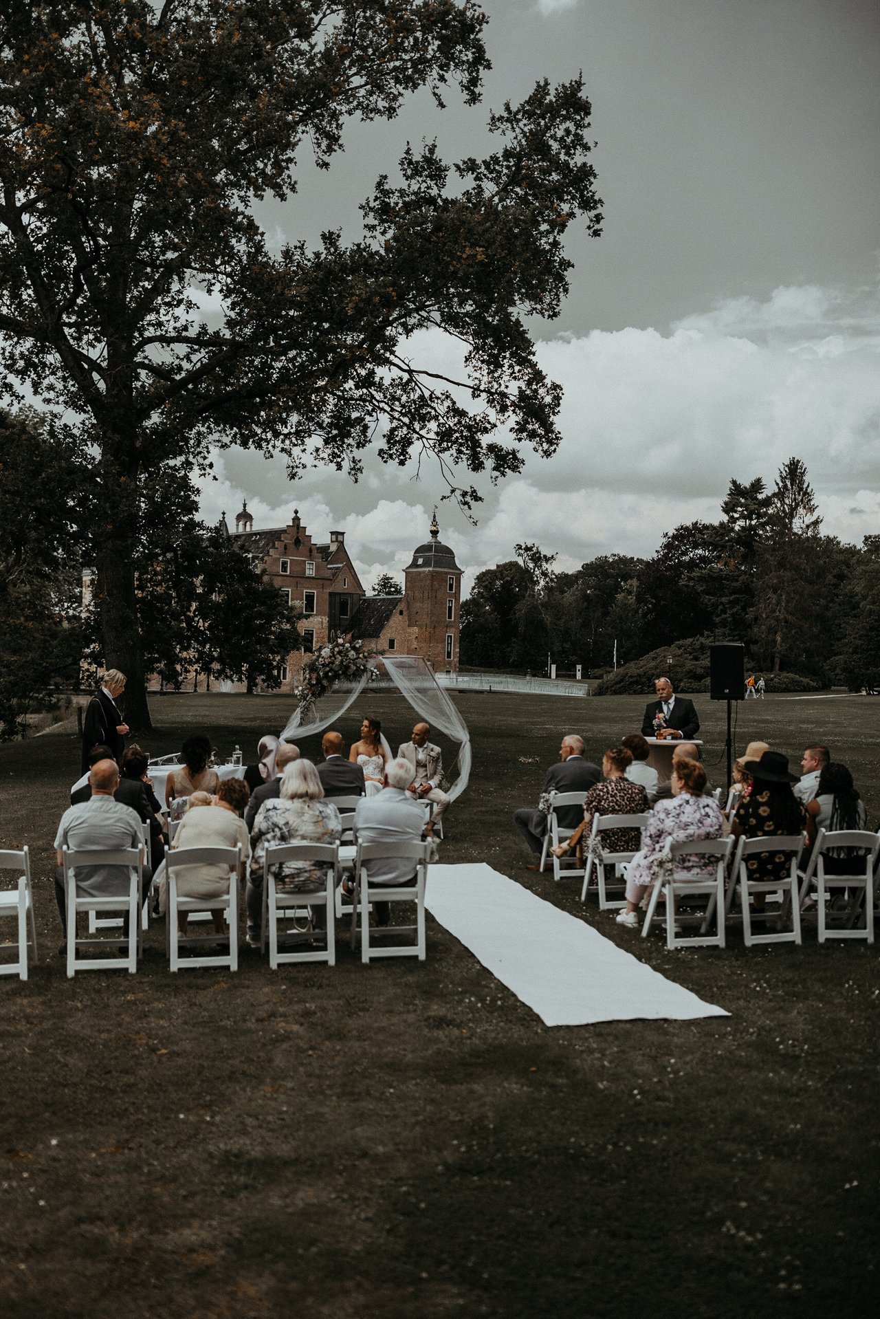 Romantische ceremonie opstelling in onze parktuin