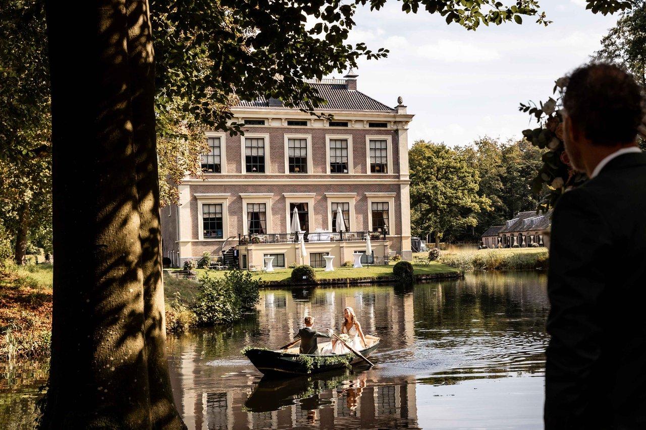 Aankomst met bootje ceremonie