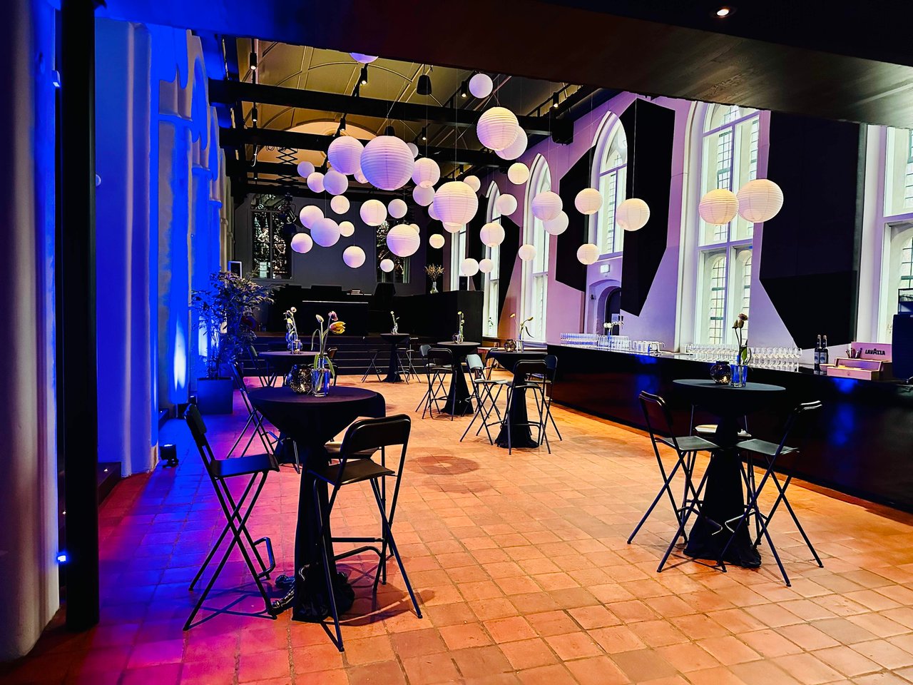 Foyer Leeuwenbergh met vaste bar met biertap en koffiemachines