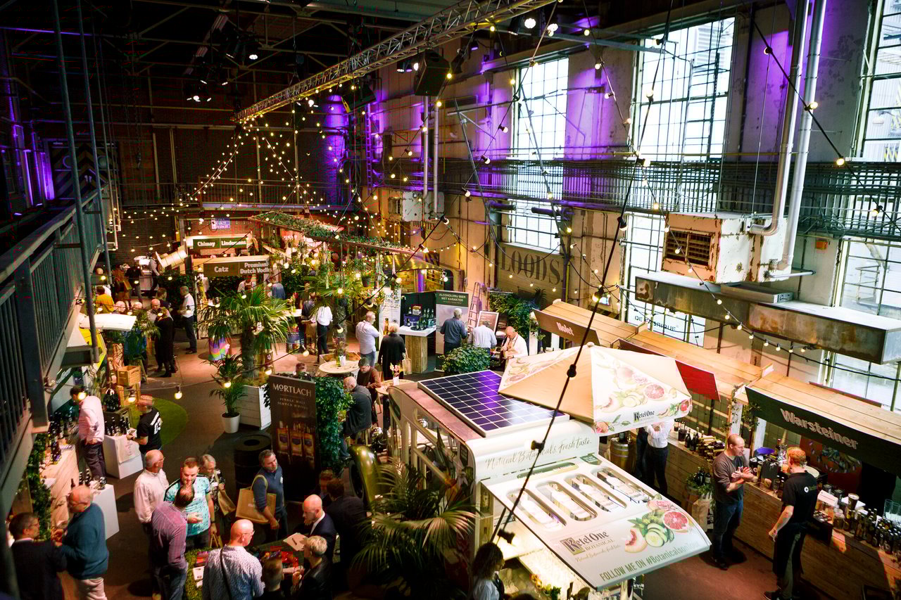 Kalvermelkfabriek - Loods-7 - binnen locatie - industrieel - Beurs - Mitra - Stands - Foodtruck - Groen - Park - Prikkabel - Lampjes - DeFabrique Evenementenlocatie 