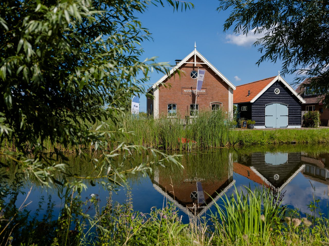 Het Gemaal van Muiden vanaf water.jpeg
