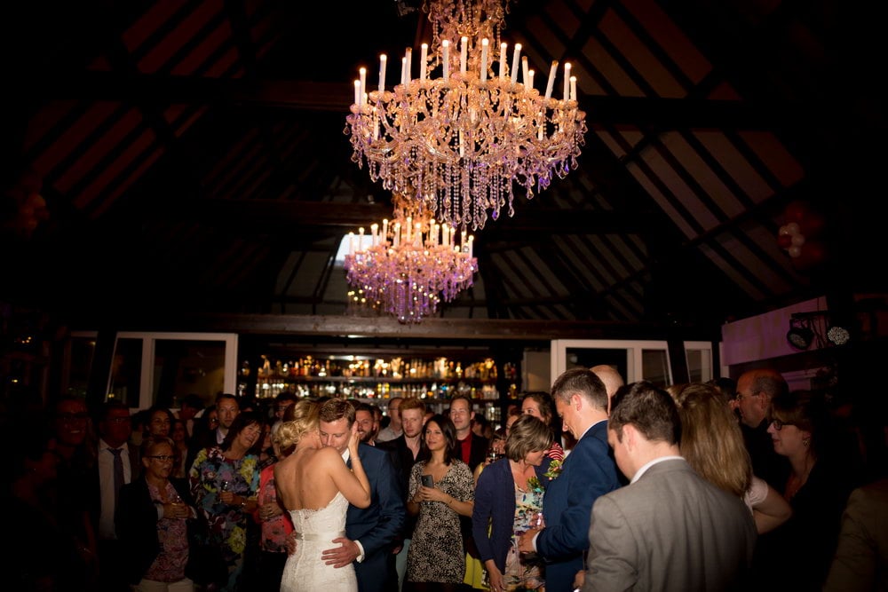Bonte Os zaal met zicht op de bar