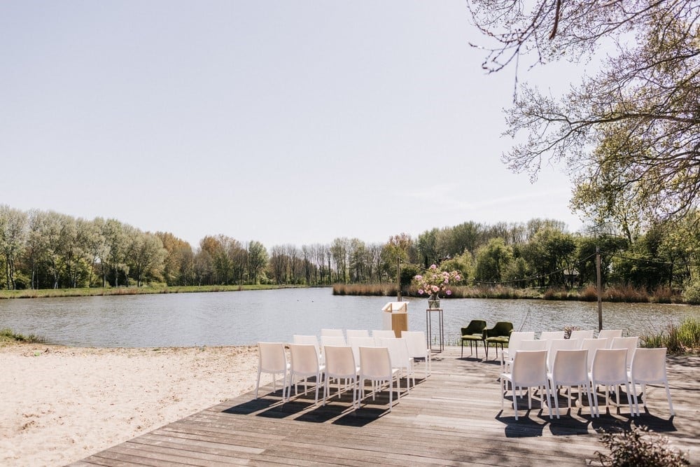 Ceremonieopstelling aan het water bij Hotel-Restaurant Spaarnwoude