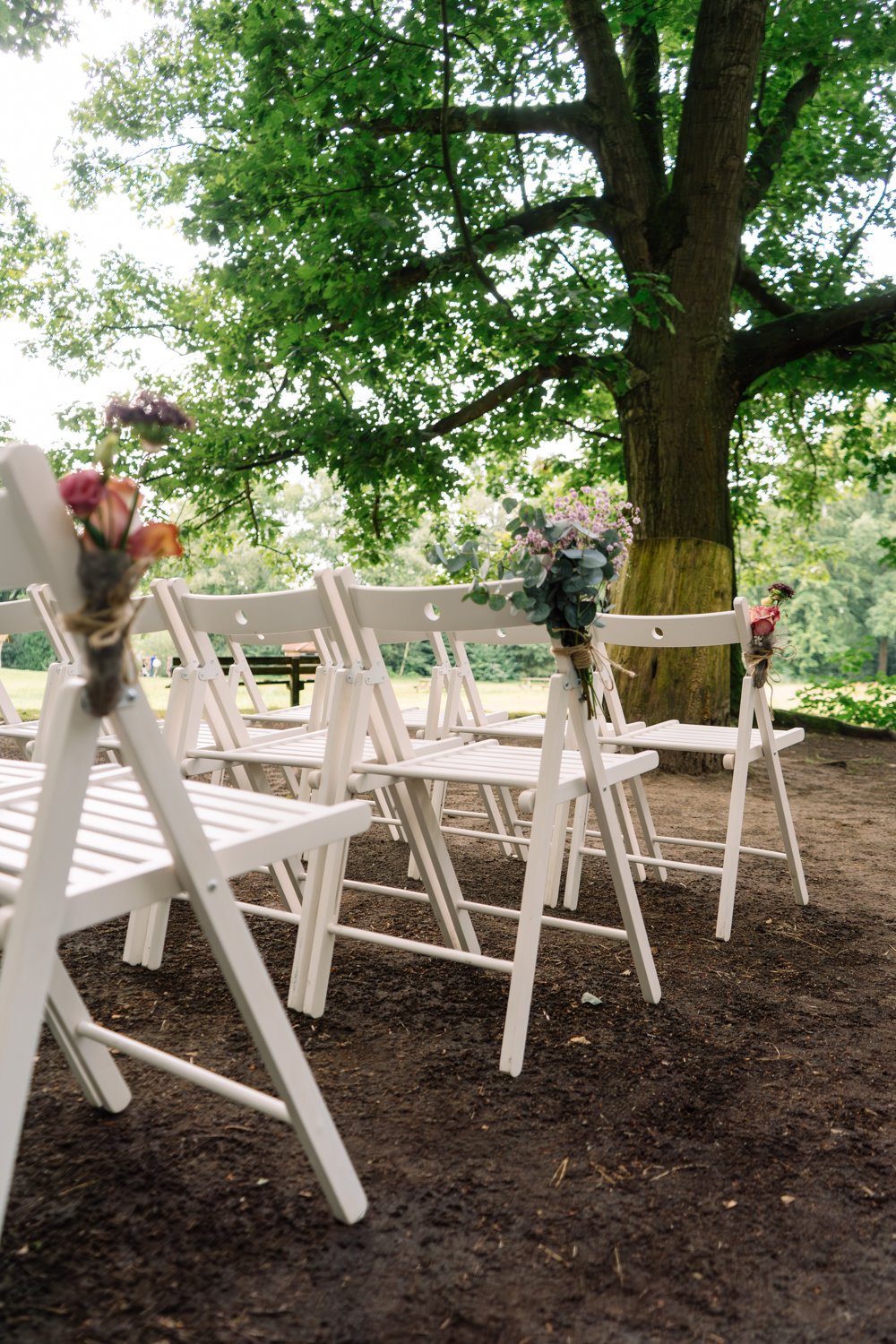 bloemen aan stoeltjes.jpg