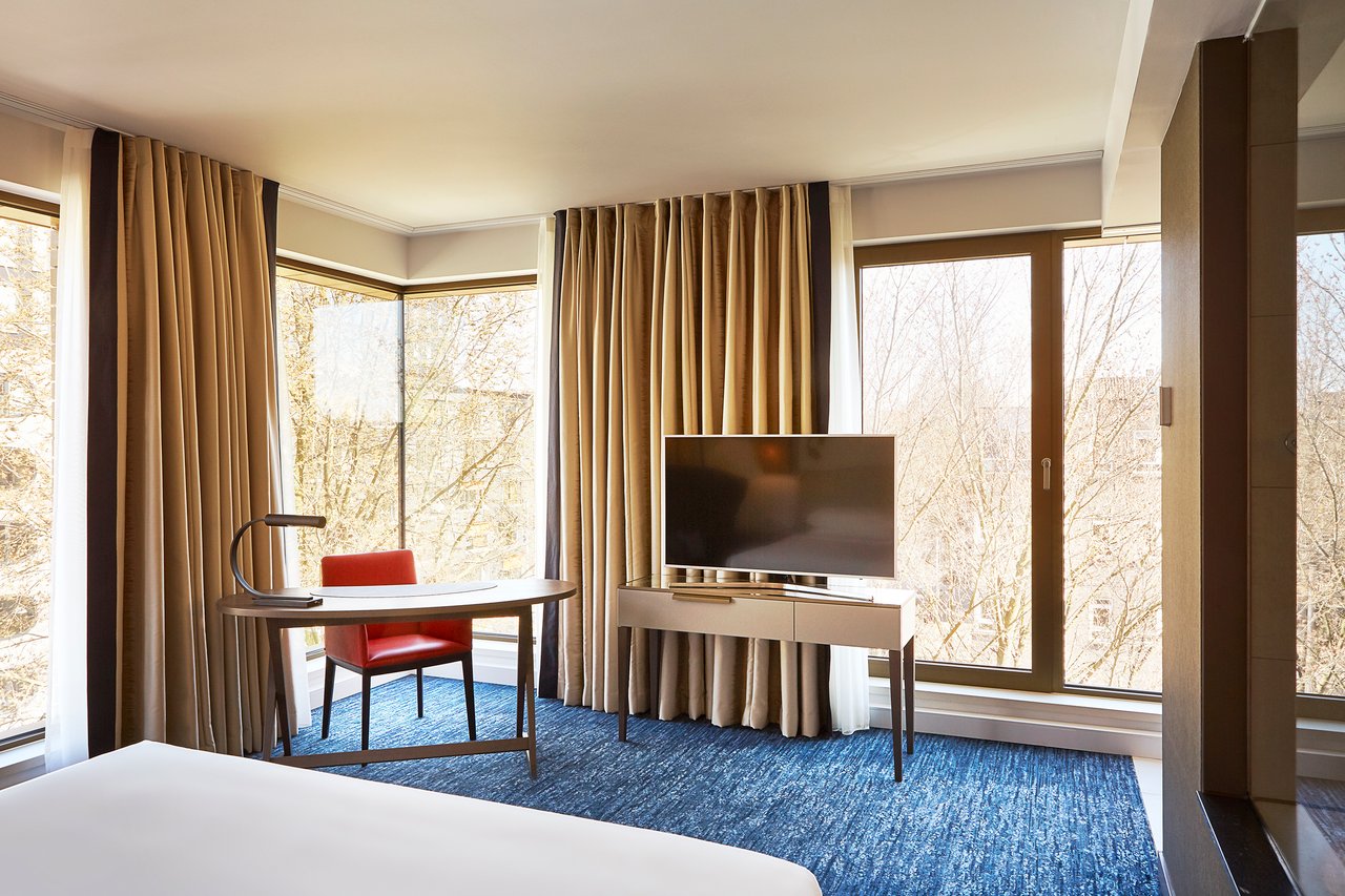 Hyatt-Regency-Amsterdam-Deluxe Room 1.jpg