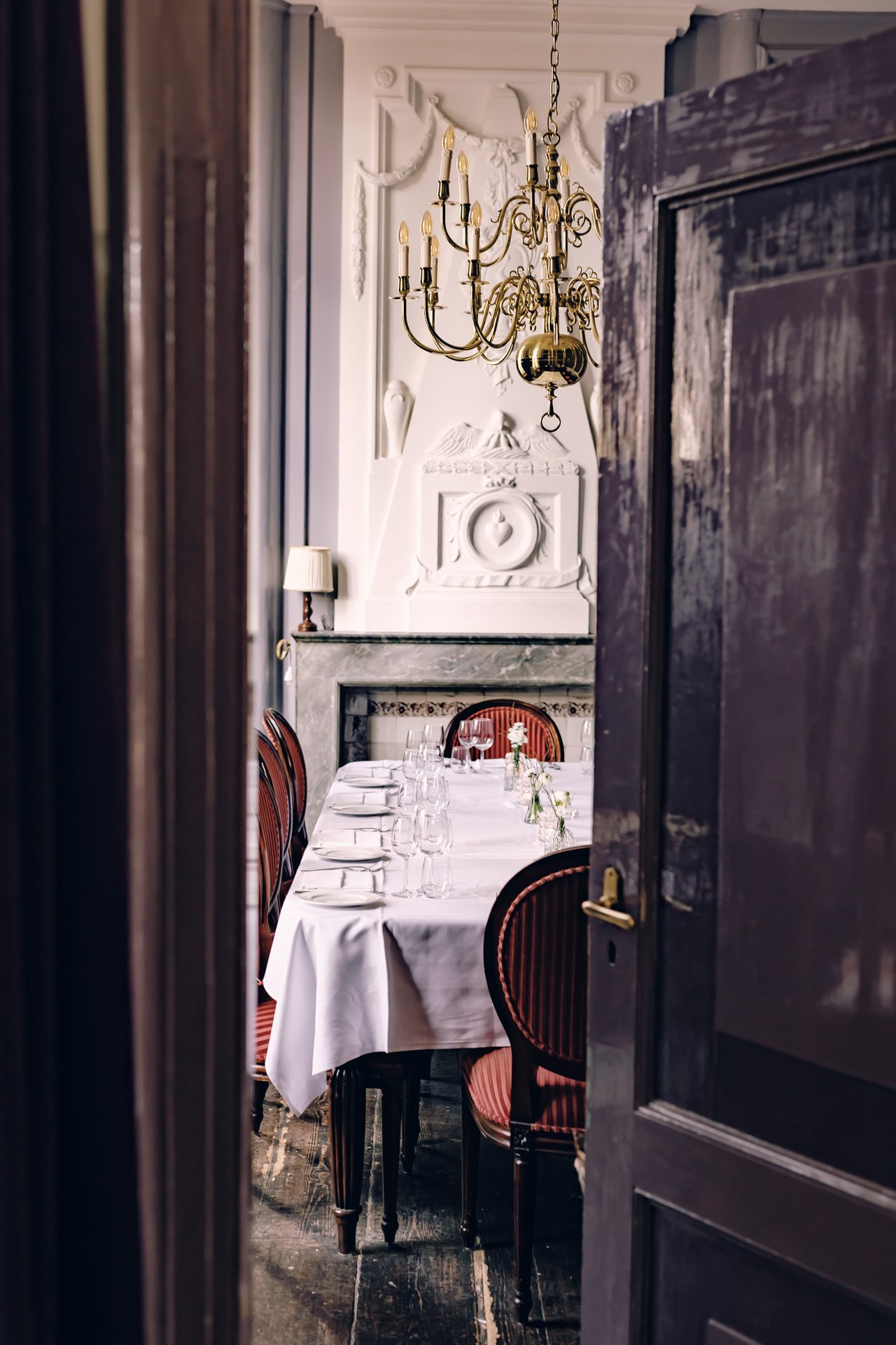Gedekte tafel voor een oefendiner of intiem diner na de ceremonie