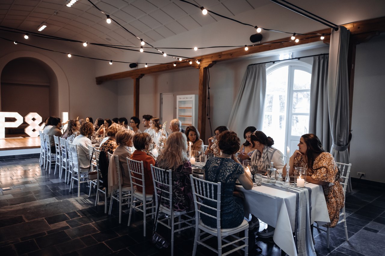 Dineropstelling met gasten aan tafel